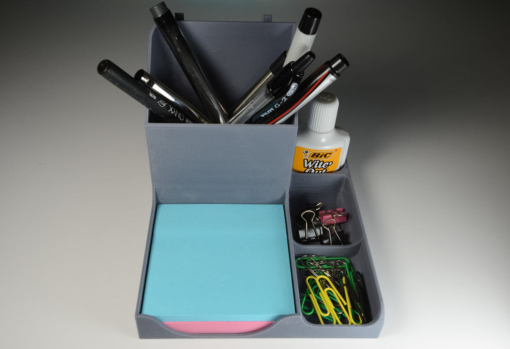 Organizer da scrivania stampato in 3D con penne, post-it, graffette e fermagli