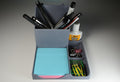 Organizer da scrivania stampato in 3D con penne, post-it, graffette e fermagli