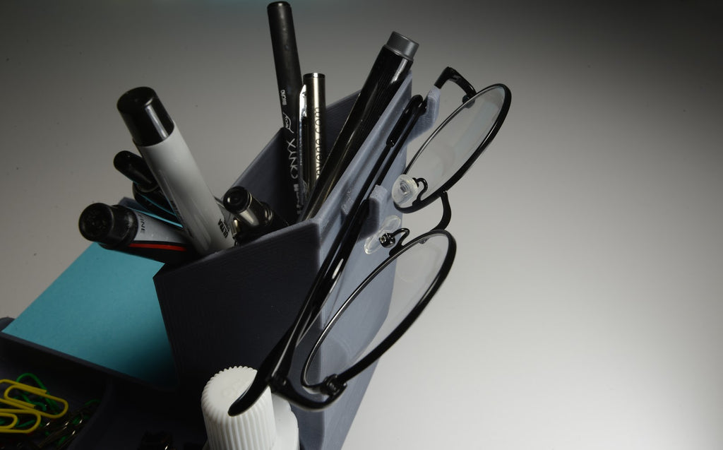 Organizer da scrivania con occhiali appesi al gancio laterale