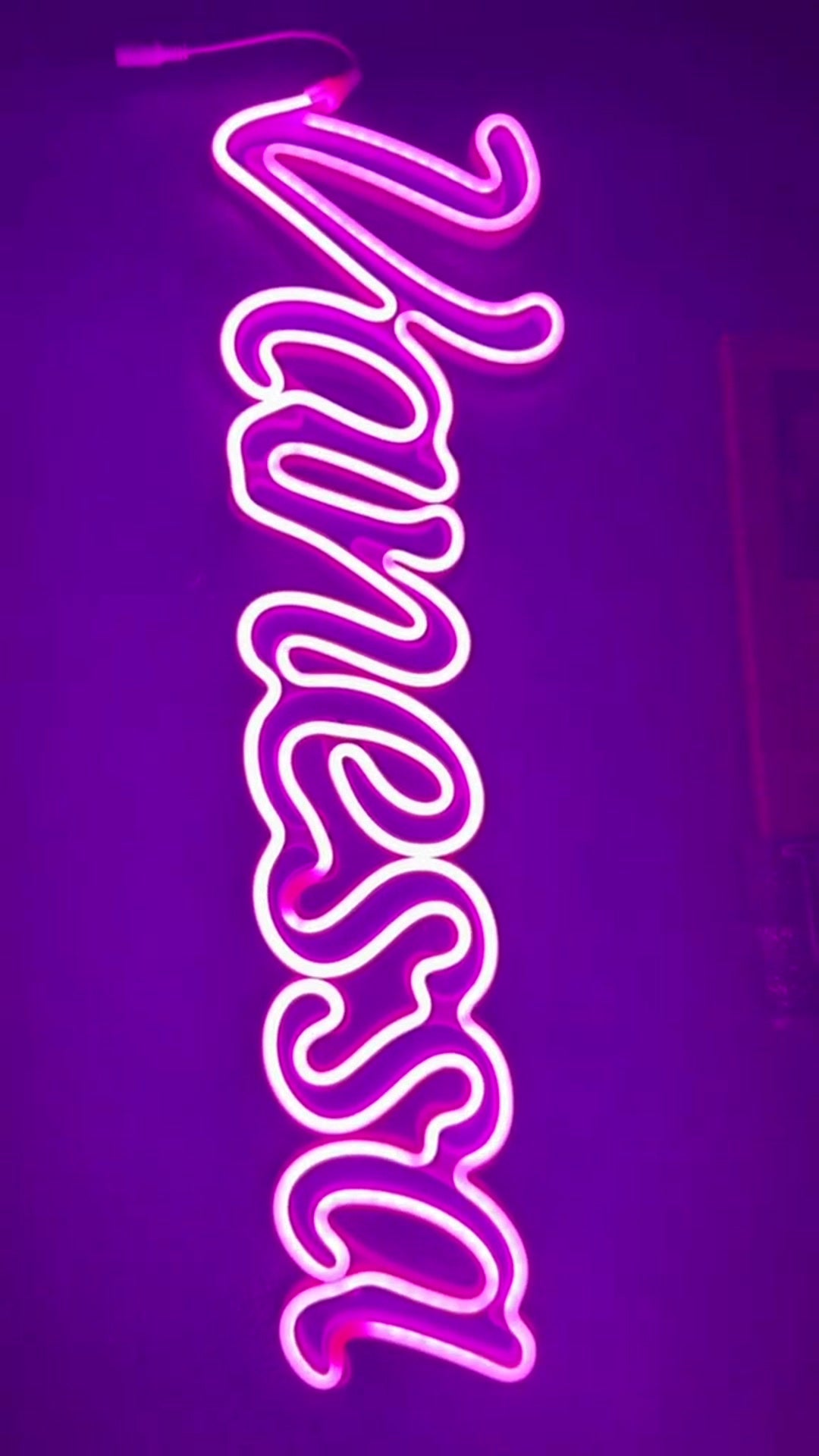 Scritta neon rosa Vanessa in corsivo vista per intero