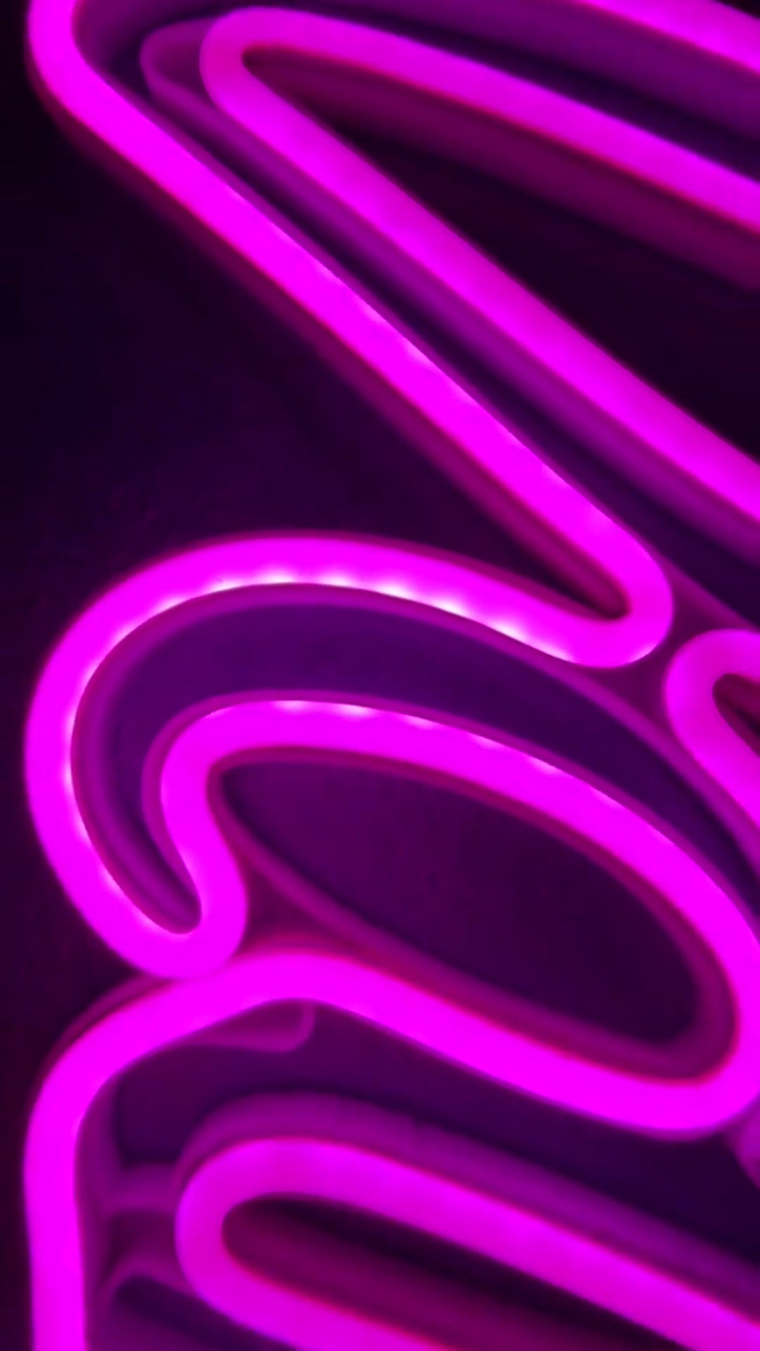 Dettaglio della scritta neon rosa: striscia LED dentro la struttura stampata in 3D