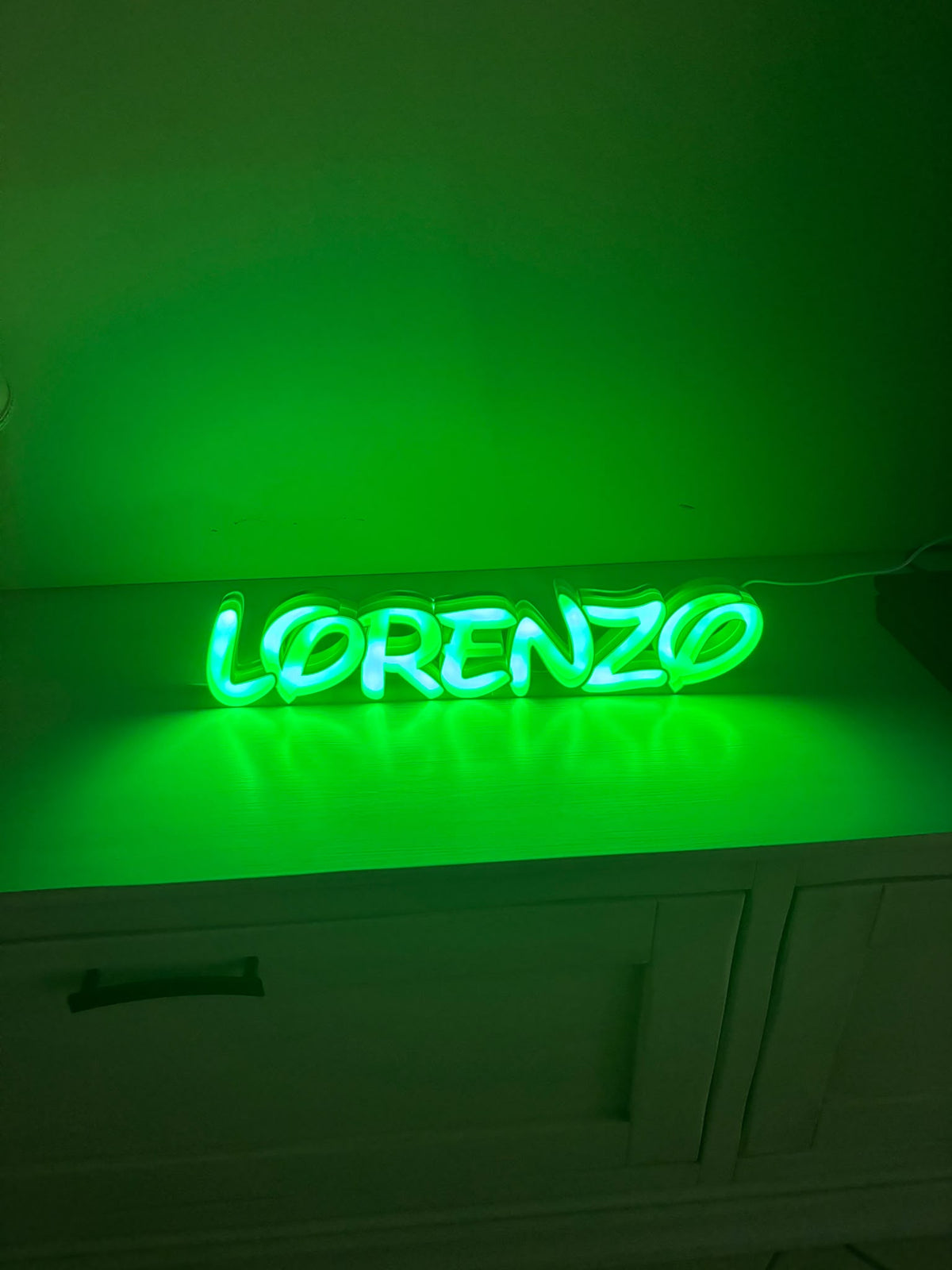 Lampada con nome Lorenzo accesa in verde, da appoggiare su una cassettiera