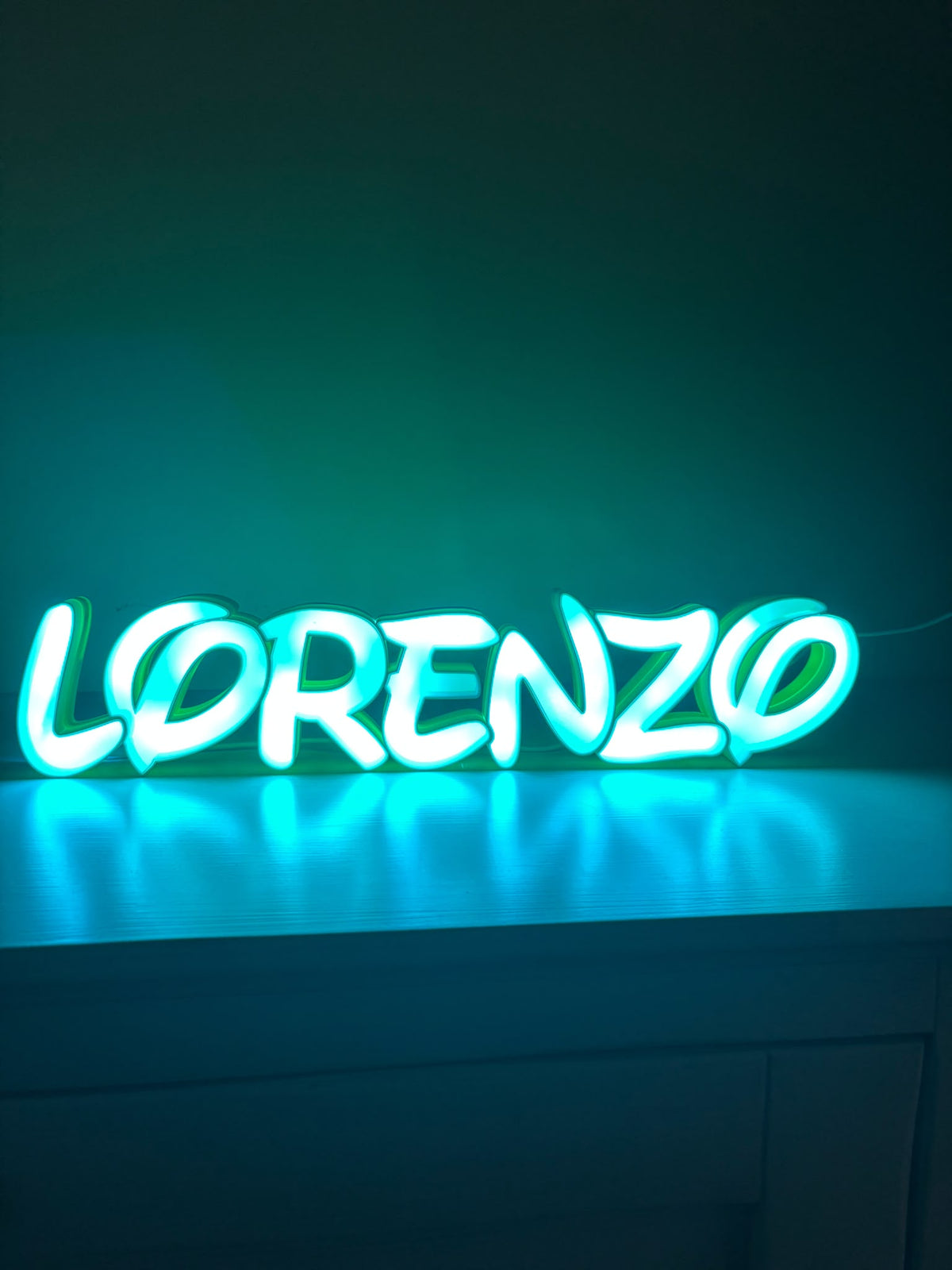 Lampada con nome Lorenzo con luce turchese, lettere in rilievo stampate in 3D