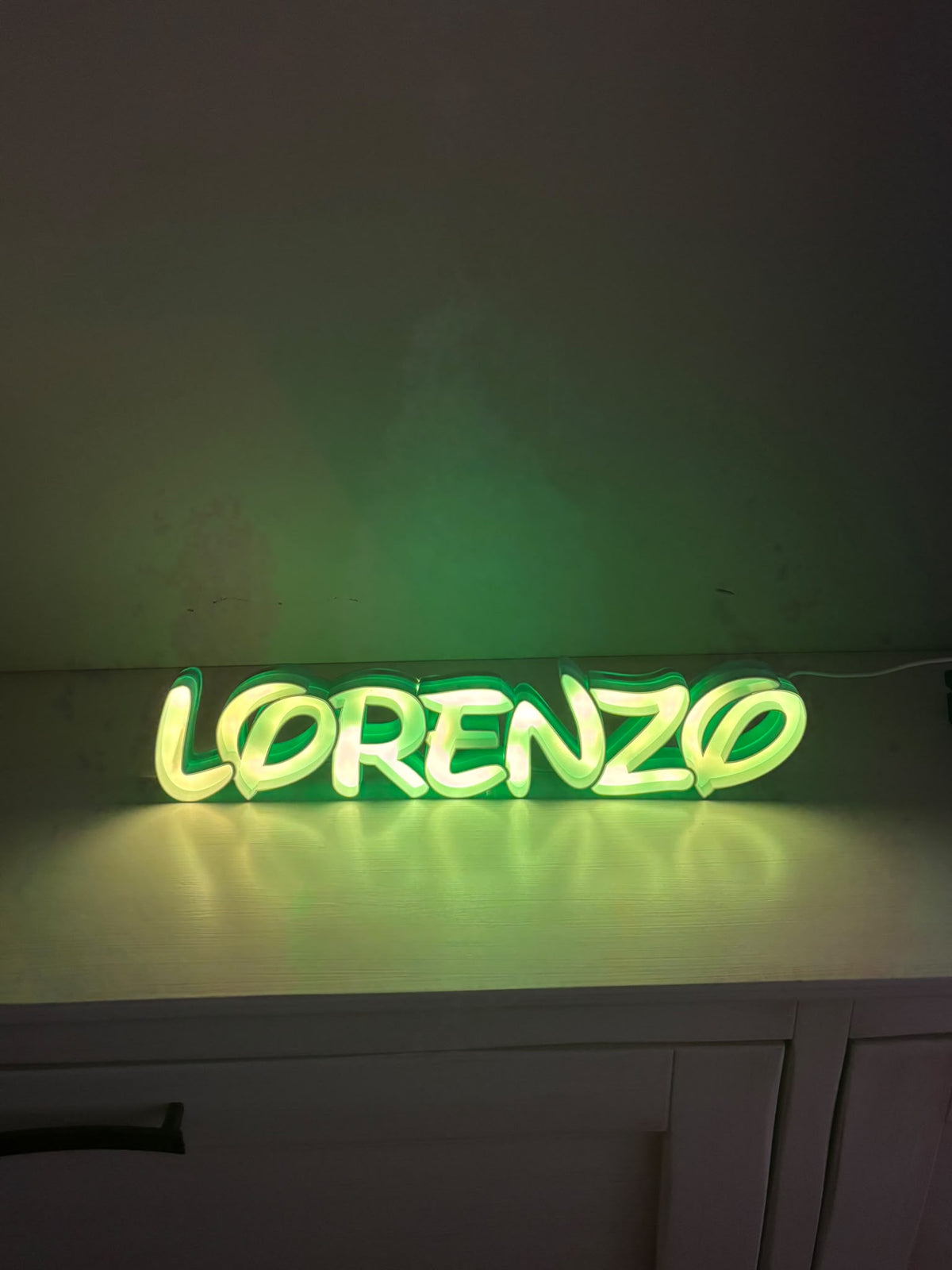 Lampada con nome Lorenzo con luce bianca calda su un mobile bianco