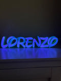 Lampada con nome Lorenzo in lettere 3D illuminate di blu su un mobile